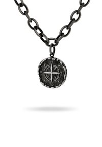 Zwart metalen kompas hanger aan een donkere ketting, met een getextureerde ronde charme met een kompasroosontwerp en ingegraveerde hoofdwindrichtingen.
