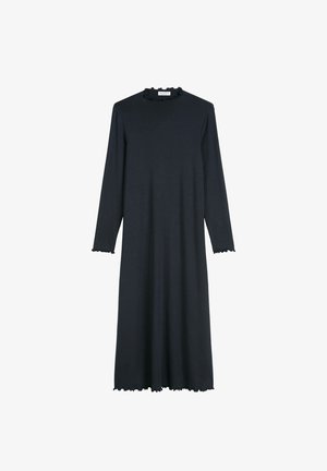 Zwart, lang mouwendjurk gemaakt van zachte stof, met een gerimpelde halslijn en gegolfde manchetten, met een losse pasvorm die net onder de knie valt.