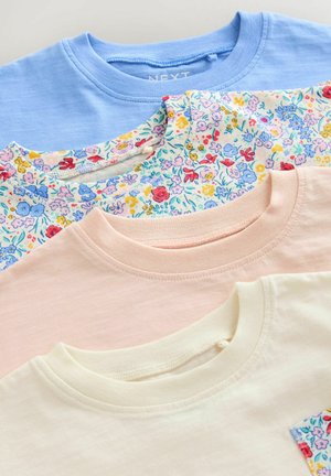 Fire T-shirts med korte ærmer vist. Farver: lyseblå, blomstermønster, blød rosa og creme. Bomuldsmateriale med rund hals.