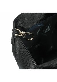 Borsa a tracolla in pelle nera con texture e hardware dorato, dotata di una fodera interna in blu scuro con un motivo di giocatori di polo bianchi.
