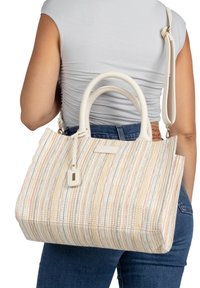 Gewebte Tragetasche in mehrfarbigen Streifen mit weißen Griffen und einem abnehmbaren Schulterriemen. Verfügt über ein kleines Etikett Detail und eine strukturierte Form.