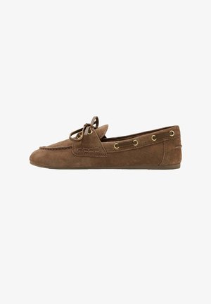 Mocassino in camoscio marrone con dettaglio di fiocco in pizzo, occhielli dorati e suola piatta, mostrato di profilo su sfondo bianco.