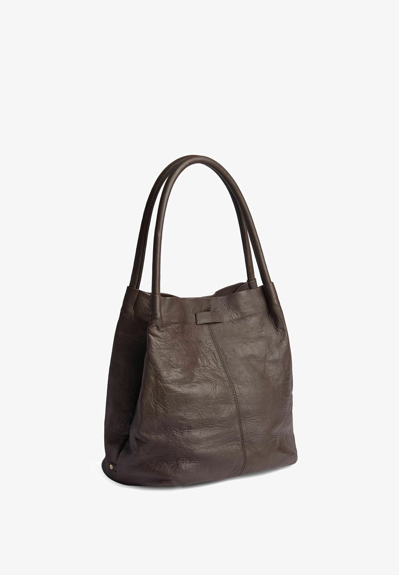 Sac cabas en cuir marron foncé avec deux poignées arrondies et des détails de couture subtils sur fond blanc.