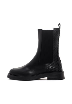 Stivali neri alla caviglia con una parte anteriore in pelle liscia e dettagli in stampa pitone testurizzati sui lati. Design slip-on con suola in gomma piatta.