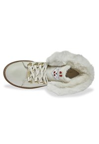 Zapatilla de cuero blanca con cuello de pelo sintético, detalles en dorado y cordones blancos. Presenta un interior acolchado y suelas texturizadas.