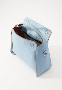 Borsa a tracolla blu in pelle con superficie testurizzata, rifiniture beige chiaro e hardware argentato. Design con patta aperta che mette in mostra i compartimenti interni.