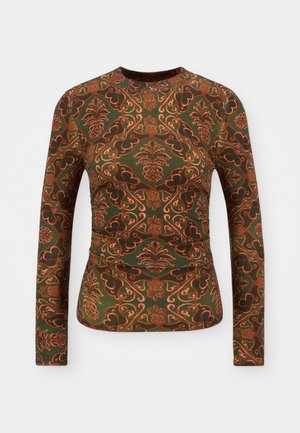 T-shirt à manches longues en tissu vert avec un motif floral et paisley dans des teintes d'orange et de marron. Encolure ras du cou, design ajusté.