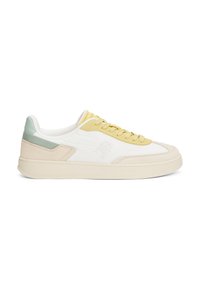Sneakers med hvit lær overdel, gule semskede detaljer og mintgrønne hæltabber. Har kontrasterende teksturer og logodetaljer på siden.