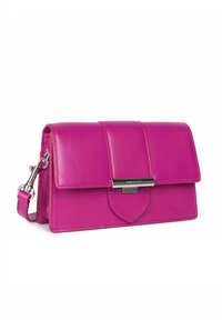 Roze leren handtas met een klepafsluiting, zilverkleurige hardware, een textuur oppervlakte en een verstelbare schouderband. Beschikt over een subtiele hartvormige accent.