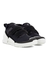 Baskets en mesh noires avec des sangles Velcro ajustables noires, un col rembourré et une semelle en caoutchouc texturée blanche ; logo sur la languette et sur le côté.