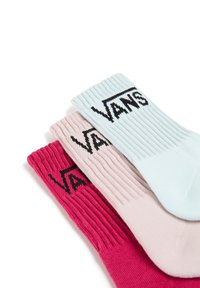 Tre par ribbede sokker i pink, lyse pink og lyse blå. Hver af dem har et sort "VANS" logo på kanten. Lavet af blødt stof.