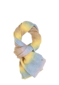 Sciarpa lavorata a maglia con morbide sfumature di beige, giallo, blu e lilla chiaro, attorcigliata in un anello con un piccolo tag metallico rotondo.