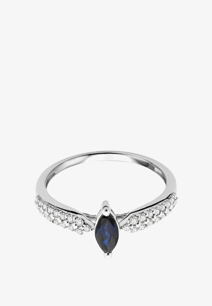 Hõbe sõrmus, mille keskel on marquise-kujuline tume sinine kivi, mida ümbritsevad väiksed selged kivid sõrmuse ääres. Sile, poleeritud pind.