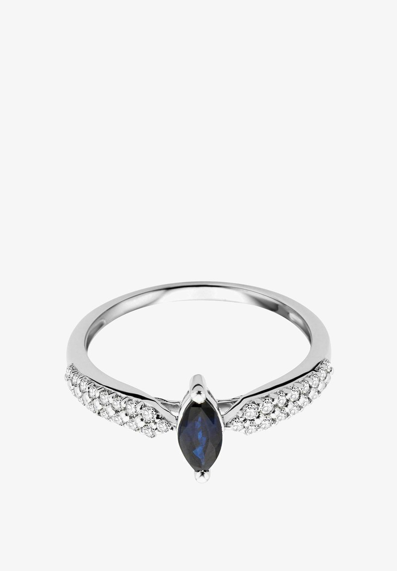 Strieborný prsteň s marquise rezom temne modrého drahokamu v strede, po stranách s malými čírymi kameňmi pozdĺž obrúčky. Hladký, lesklý povrch.