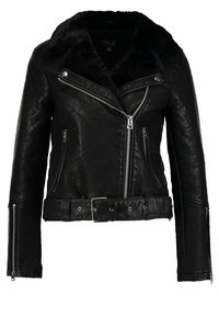 Zwarte leren motorjack met een bontkraag, asymmetrische rits, voorkoffers en een tailleband met metalen gespaccenten.