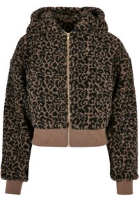 Chaqueta con capucha recortada en tejido negro suave con un patrón de leopardo en marrón. Presenta una cremallera dorada y puños y dobladillo en ribete marrón.