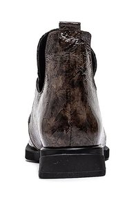 Czarne i brązowe botki za kostkę z teksturowanej skóry, kwadratowym noskiem i niskim obcasem; posiadają pętelkę z tyłu.