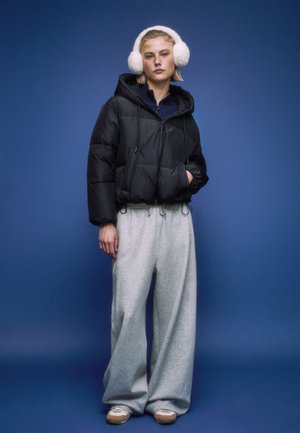 Stradivarius OVERSIZE PUFFER WITH HOOD - Winterjas - black