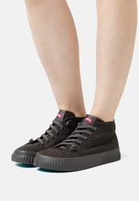 Camper RODA - Vysoké tenisky - dark gray