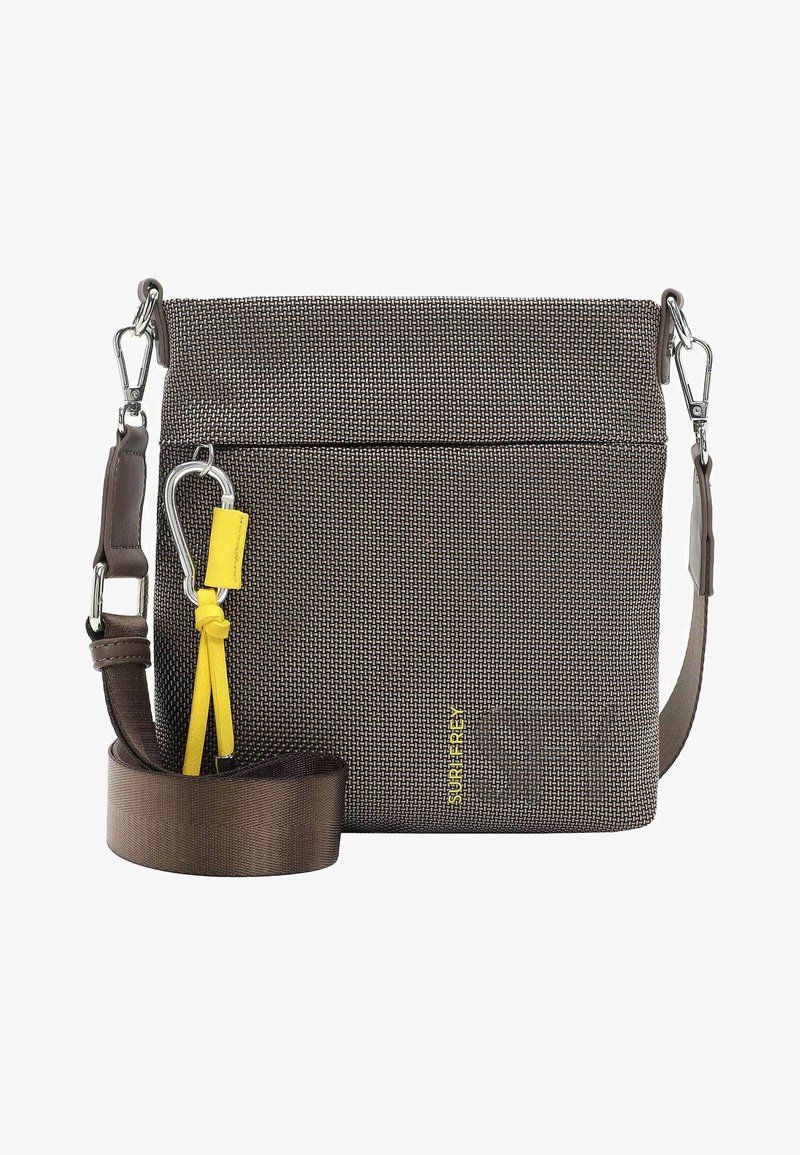 Hnědá tkaná taška přes rameno s nastavitelným hnědým popruhem, přední kapsou, žlutým detailem a stříbrným kováním. Obsahuje klíčenku.