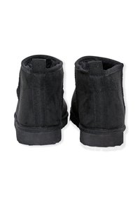 Stivaletti neri in suede con lati testurizzati, suola in gomma solida e dettagli cuciti. Presentano una linguetta per una facile calzata.