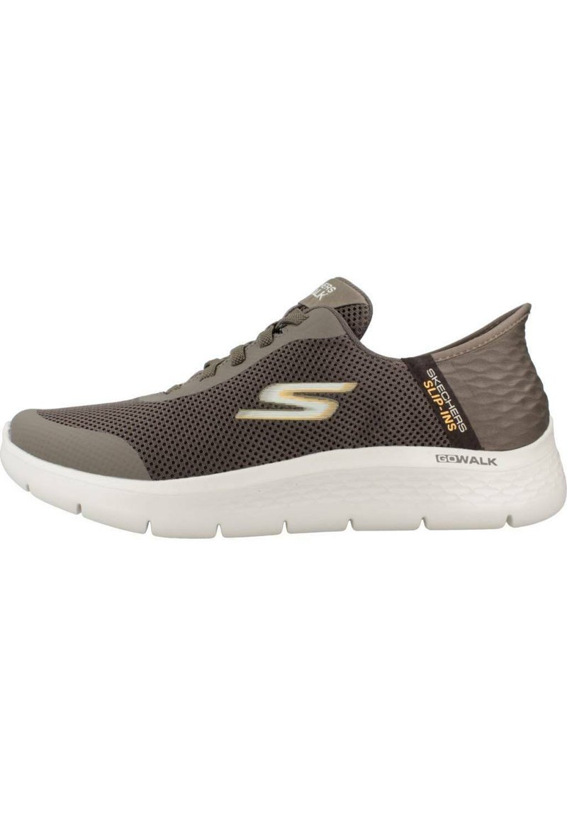 Zapatillas de caminar Skechers en malla transpirable marrón, con punta redonda, diseño con cordones, suela blanca con acentos texturizados, que presenta un detalle del logo.