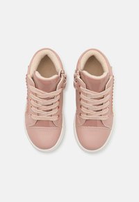 Rosa patentlæder sneakers med strukturerede sidesmykker, fleeceforing og snøredesign. Har en sidelukning for nem adgang.