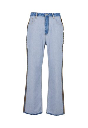 Jean large en denim bleu clair avec une taille bleu foncé, des bandes latérales contrastées et une fermeture à bouton sur le devant.