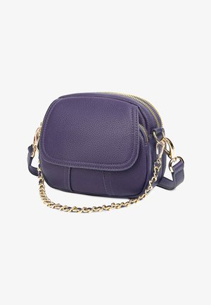Fioletowa skórzana torebka na ramię z fakturowaną powierzchnią, złotym okuciem, zamkiem błyskawicznym i łańcuszkowym paskiem. Posiada przednią kieszeń oraz gładkie krawędzie.