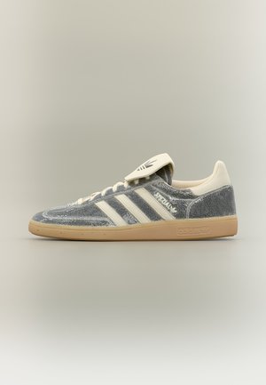 adidas Originals HANDBALL SPEZIAL - Маратонки - silver-coloured metallic/cream white