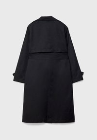 Schwarzer Trenchcoat mit glatter Textur, langen Ärmeln und tailliertem Schnitt; verfügt über einen klassischen Kragen und zwei seitliche Nähte.