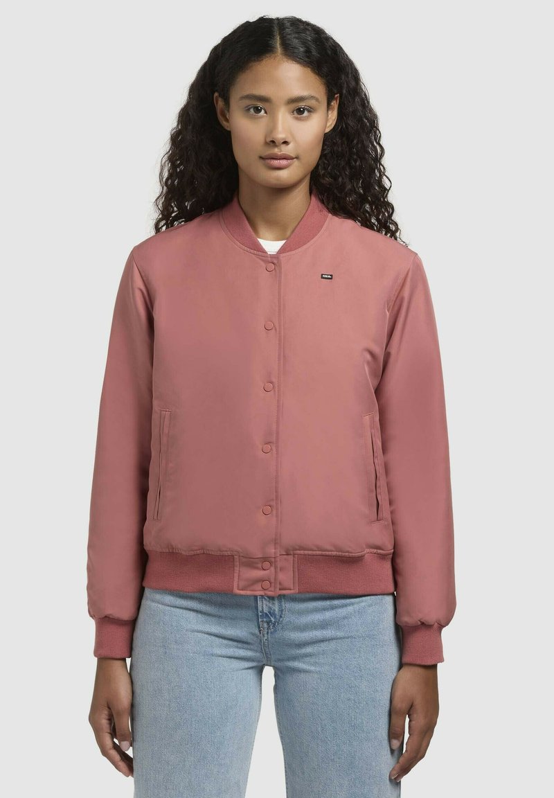 Rosa bomberjacka med tryckknappar, elastiska muddar och nederkant. Mjuk finish med sidofickor och liten logotypdetalj på bröstet.