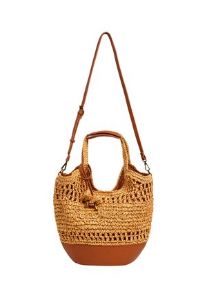 Sac à main tissé marron clair avec fond en cuir, poignées courtes et bandoulière longue réglable avec boucle.