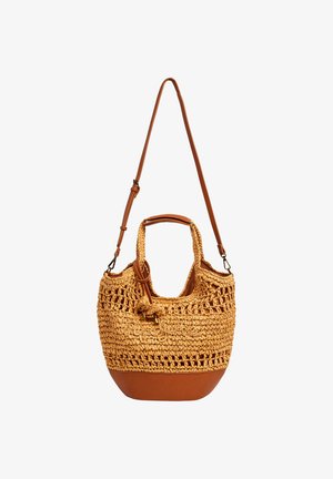 Sac à main tissé marron clair avec fond en cuir, poignées courtes et bandoulière longue réglable avec boucle.