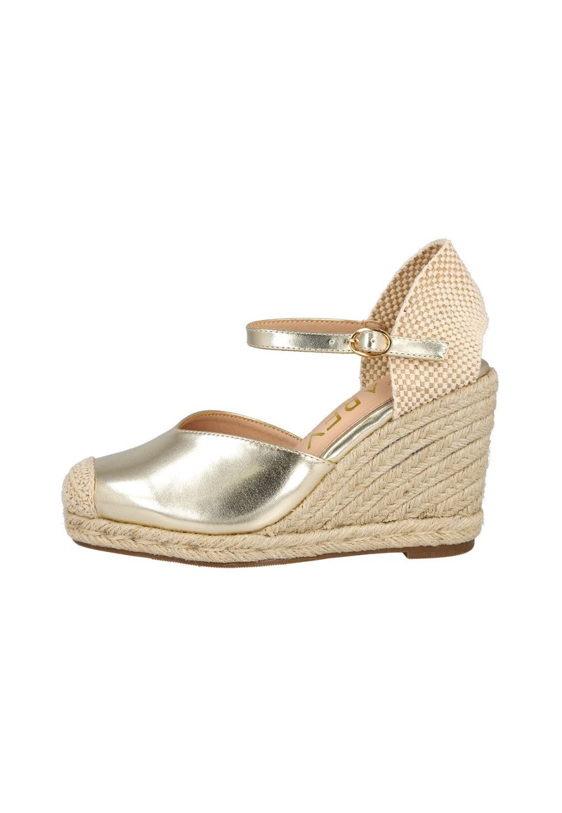 Zapato de cuña espadrille metálico dorado con detalles de yute trenzado, punta cerrada, tiras en el tobillo con hebilla y panel trasero texturizado.