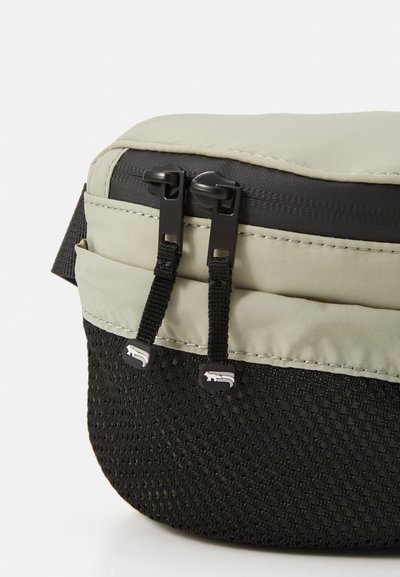 Maison Kitsuné FLASH FOX BUMBAG - Diržinis krepšelis - court green