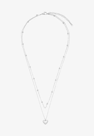 Naszyjnik w srebrnym odcieniu z warstwami, z zawieszką w kształcie serca, małymi okrągłymi akcentami na łańcuszkach oraz zapięciem typu lobster z przedłużanym łańcuszkiem.