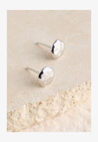 Unselected, silver-coloured