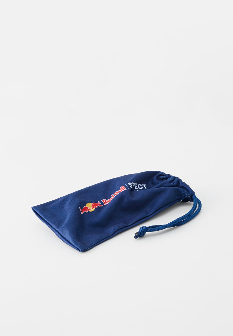 Granatowy materiałowy woreczek na okulary z ściągaczem, z czerwono-żółtym logo Red Bull i białym napisem "SPECT". Gładka faktura.