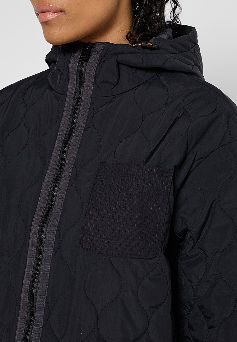 Schwarze gesteppte Jacke mit Kapuze, ausgestattet mit einem Reißverschluss, strukturiertem schwarzen Patch-Taschen und kontrastierenden Futterdetails.