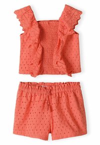Tvådelad outfit i korall, som består av en ärmlös topp med volanger på axlarna och ögla-detaljer, tillsammans med shorts med elastisk midja.