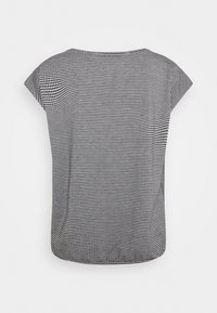 Top a cuadros en blanco y negro con un escote redondeado y mangas cortas tipo cap, que presenta un corte holgado y una tela texturizada.