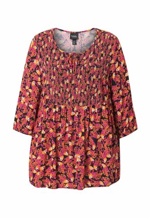 Kukkamekko, jossa on eläväinen vaaleanpunainen ja musta kuvio, rypytetty kaula-aukko ja kolme neljännestä hihaa. Pehmeä, kevyt kangas.