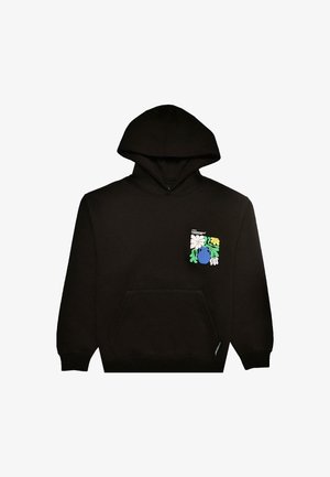 Sudadera negra con un bolsillo tipo canguro en la parte delantera, que presenta un colorido diseño floral en la zona izquierda del pecho. Fabricada con material suave.