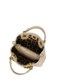 Borsa a tracolla in pelle beige con interni color cuoio caratterizzati da una stampa leopardata, dettagli in metallo dorato e una tasca con zip all'interno.