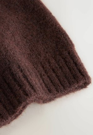 Margine din țesătură tricotată de culoare maro, cu o textură moale și pufoasă și un model cu nervuri. Materialul pare cald și confortabil, având un finisaj ușor inegal.