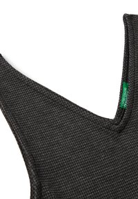 Primer plano de una tela texturizada de color gris oscuro con un escote en V y una pequeña etiqueta verde que dice "United Colors of Benetton".