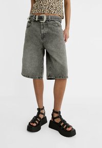 Stradivarius BERMUDA - Short en jean - dark grey