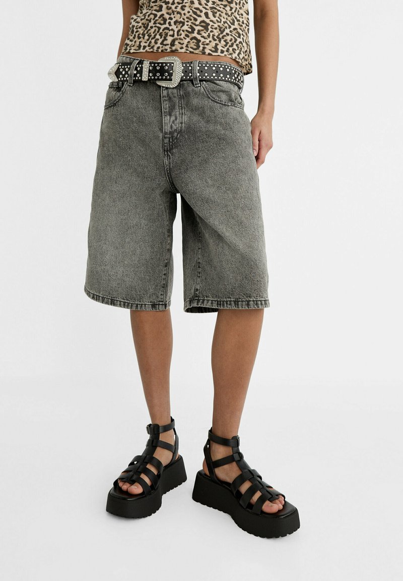 Stradivarius BERMUDA - Short en jean - dark grey