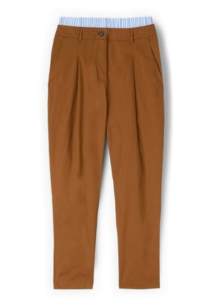 Braune, schmal zulaufende Hose mit Vorderfalten, Seitentaschen, Gürtelschlaufen und Knopfverschluss, mit einem blau-weiß gestreiften Bundfutter.